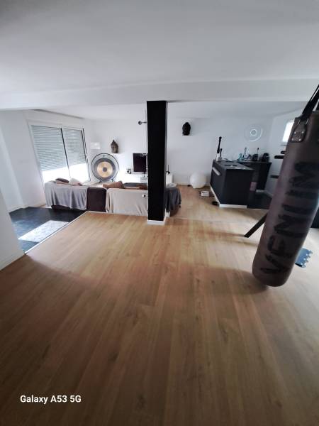 Transformation d'un garage en loft avec peinture des murs à Saint-Brès