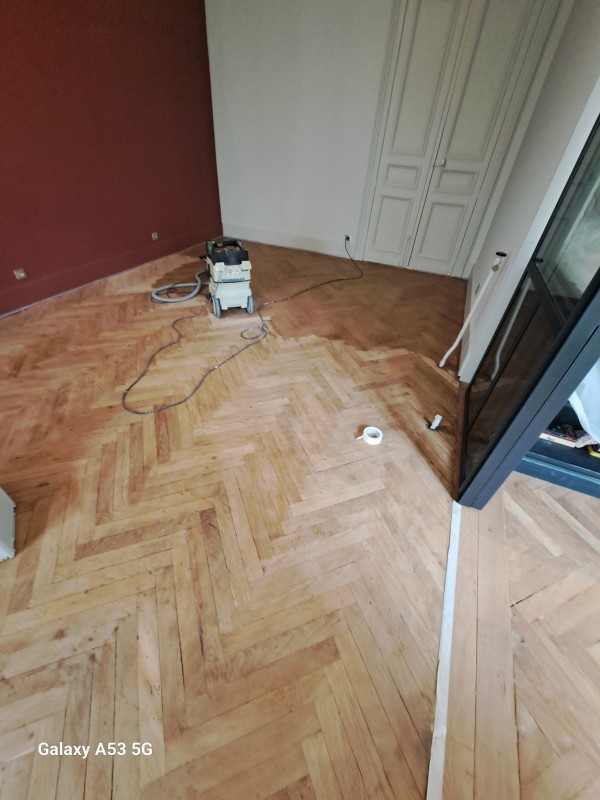 Décapage parquet et verni dans une salle à manger, salon et cuisine à Castelnau le lez près de Montpellier 