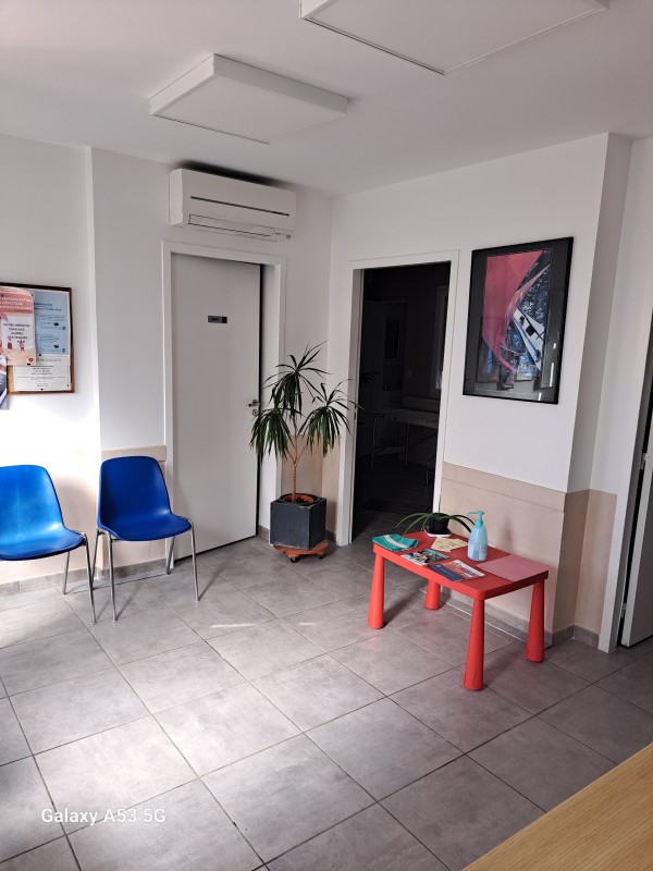 Pose de béton ciré à Palavas-les-Flots : rénovation moderne d’un cabinet médical