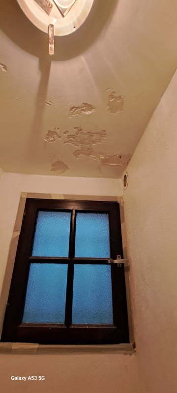 Chantier rénovation dans une maison avec peinture et isolant sur Pérols