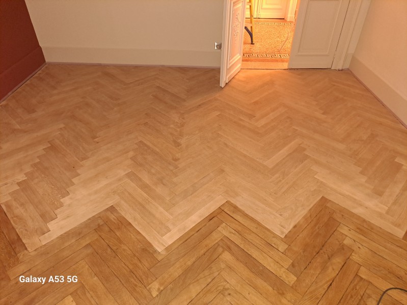 Décapage parquet et verni dans une salle à manger, salon et cuisine à Castelnau le lez 