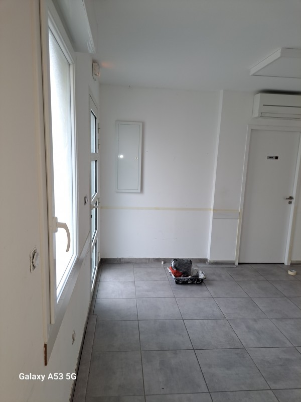 Pose de béton ciré à Palavas-les-Flots : rénovation moderne d’un cabinet médical