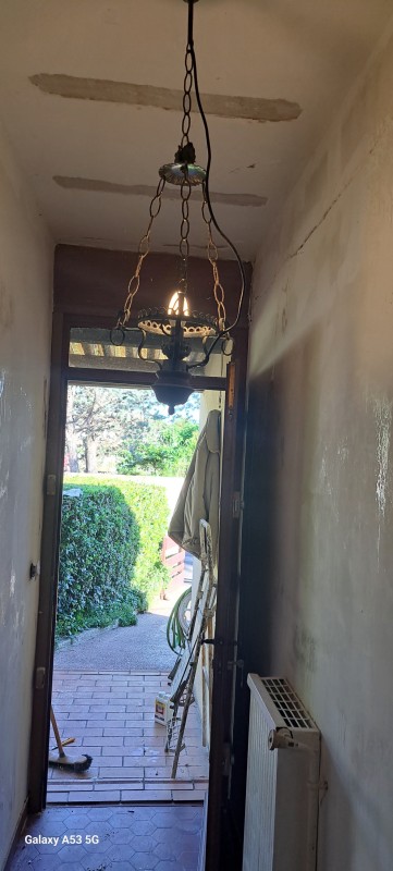 Rénovation peinture d'un couloir d'entrée sur murs et plafond : reprise du plâtre et mise en avant sur Lunel près de Montpellier