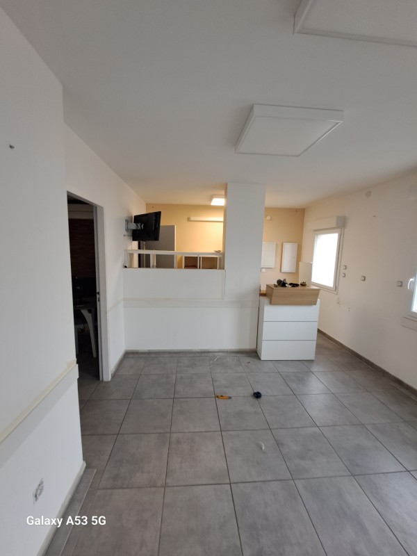 Application experte de béton ciré par PAT'DECO pour des sols élégants dans une maison individuelle à Montpellier