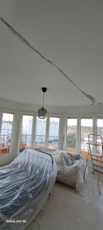 Chantier sur Montpellier plâtre sur poutrelles qui lâche et fissures importante sur murs et plafonds