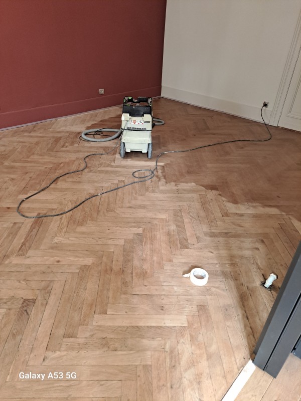 Décapage parquet et verni dans une salle à manger, salon et cuisine à Castelnau le lez près de Montpellier 