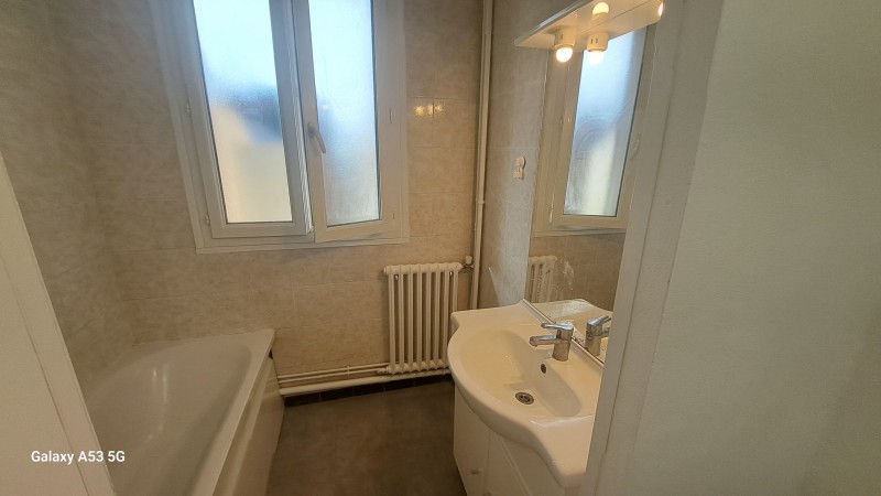 Travaux de rénovation salle de bain à Montpellier  Peintures anti-humidité et anti-moisissures