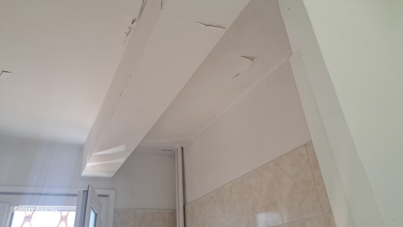 Mise en peinture après ponçage d'une salle d'eau à Montpellier