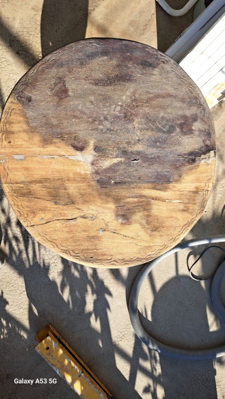 Ponçage et application de traitement protecteur sur volets pliants en bois à Pérou vers Montpellier