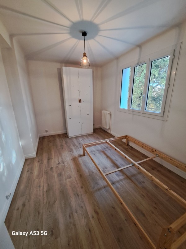 Rénovation peinture à Montpellier murs et plafond d’une chambre : réparation, ponçage et peinture