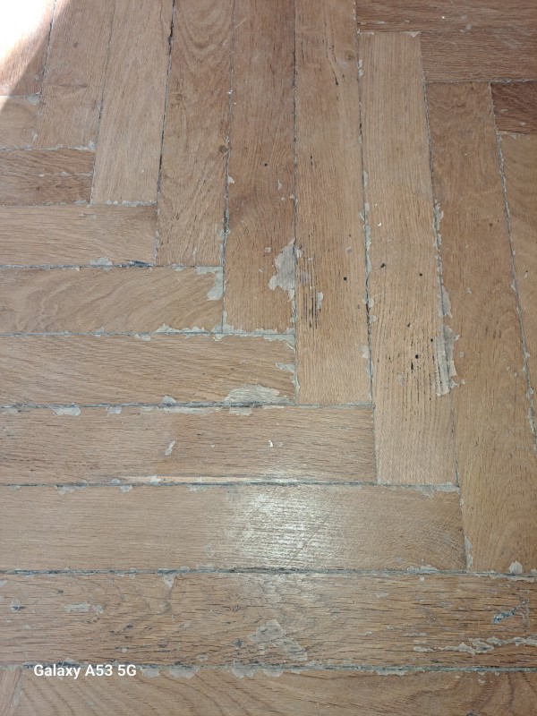 Décapage parquet et verni dans une salle à manger, salon et cuisine à Castelnau le lez près de Montpellier 