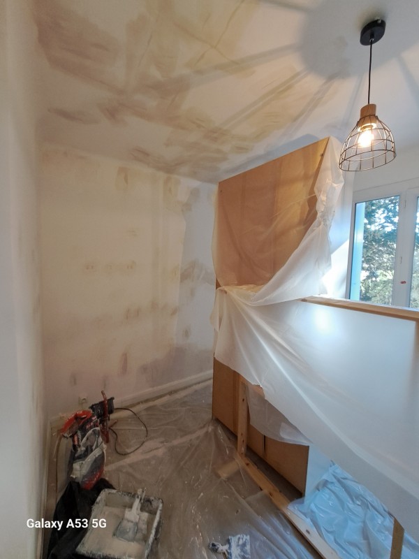 Rénovation peinture à Montpellier murs et plafond d’une chambre : réparation, ponçage et peinture