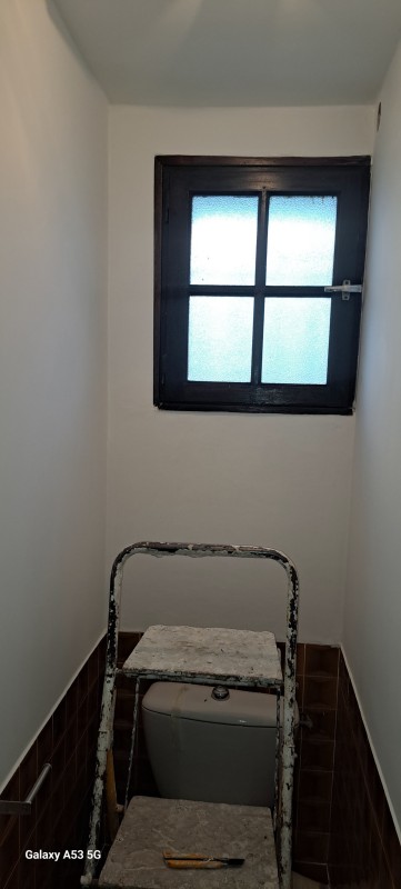 Chantier rénovation dans une maison avec peinture et isolant sur Pérols