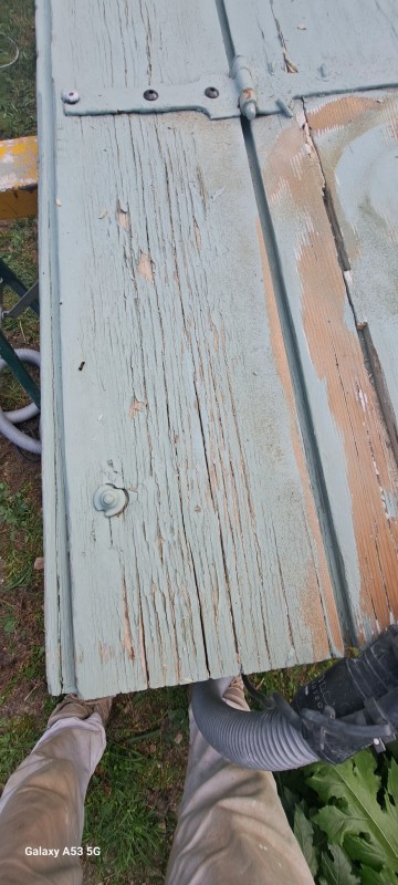 Prix pour repeindre les volets en bois sur support abîmé rouillé : rénovation complète sur Castries près de Montpellier