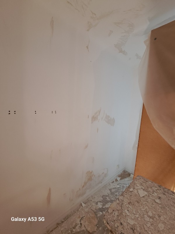 Rénovation peinture à Montpellier murs et plafond d’une chambre : réparation, ponçage et peinture