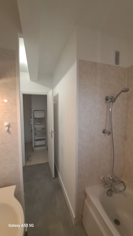 Travaux de rénovation salle de bain à Montpellier  Peintures anti-humidité et anti-moisissures