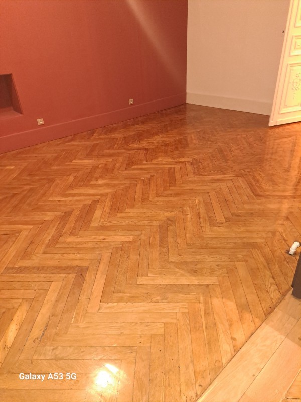Décapage parquet et verni dans une salle à manger, salon et cuisine à Castelnau le lez 