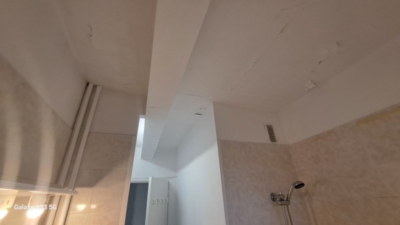 Ponçage et mise en peinture de plafond contre la moisissure à Montpellier