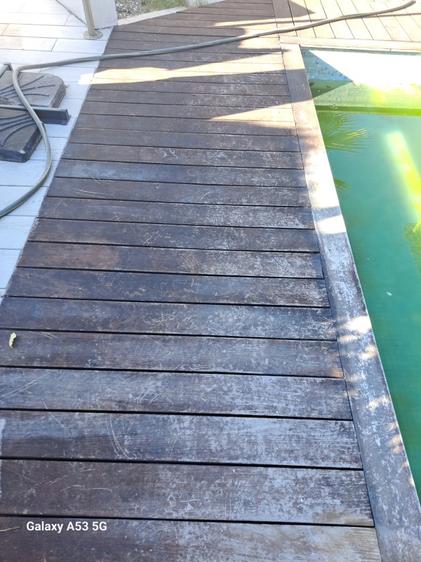 Entretenir sa terrasse en bois exotique : traiter la margelle de sa piscine à petit prix proche de Montpellier