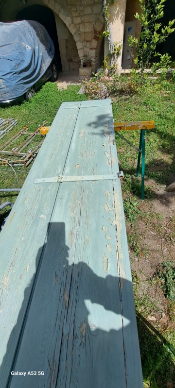 Prix pour repeindre les volets en bois sur support abîmé rouillé : rénovation complète sur Castries près de Montpellier
