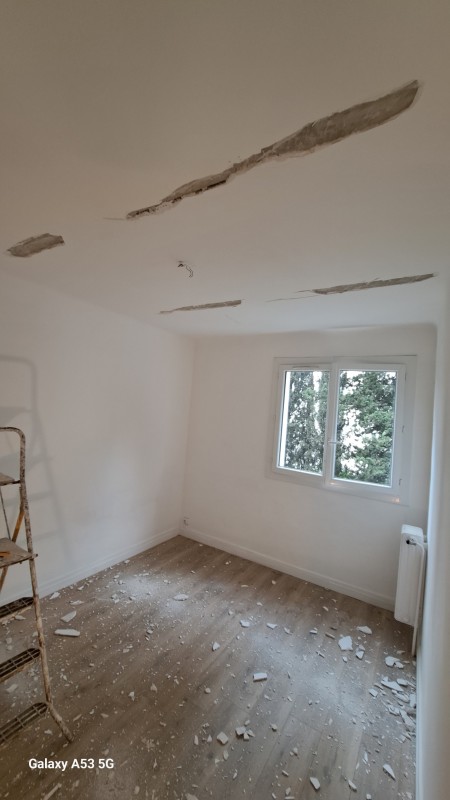 Chantier Rénovation d’Appartement à Montpellier : Décroutage, Rebouchage et Ponçage