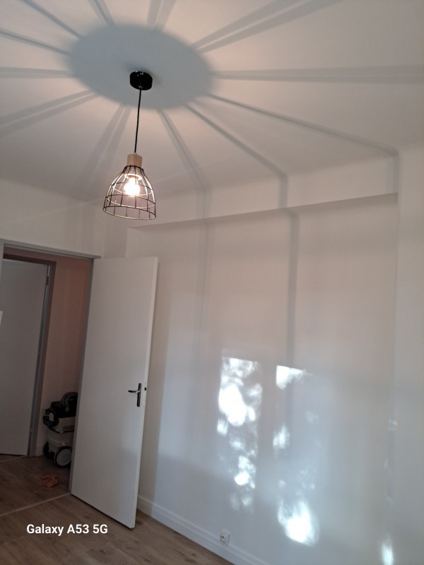 Rénovation peinture à Montpellier murs et plafond d’une chambre : réparation, ponçage et peinture