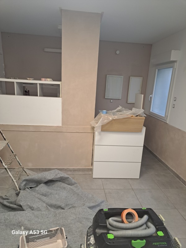 Pose de béton ciré à Palavas-les-Flots : rénovation moderne d’un cabinet médical