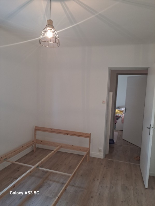 Rénovation peinture à Montpellier murs et plafond d’une chambre : réparation, ponçage et peinture