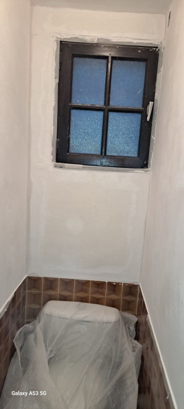 Chantier rénovation dans une maison avec peinture et isolant sur Pérols