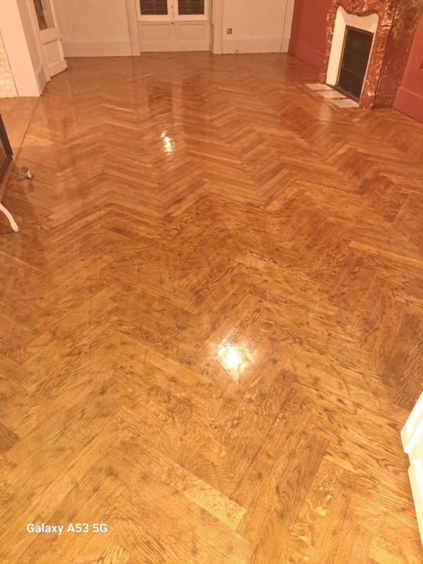 Décapage parquet et verni dans une salle à manger à Castelnau le lez dans l'Hérault 34