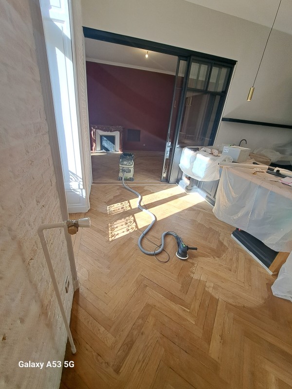 Décapage parquet et verni dans une salle à manger, salon et cuisine à Castelnau le lez près de Montpellier 34