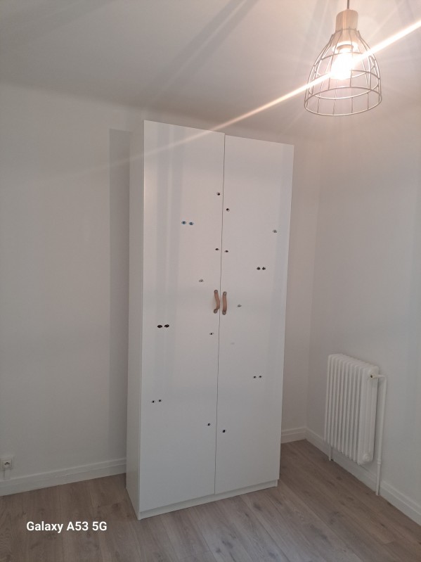 Rénovation peinture à Montpellier murs et plafond d’une chambre : réparation, ponçage et peinture