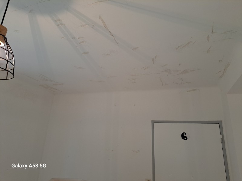 Rénovation peinture à Montpellier murs et plafond d’une chambre : réparation, ponçage et peinture