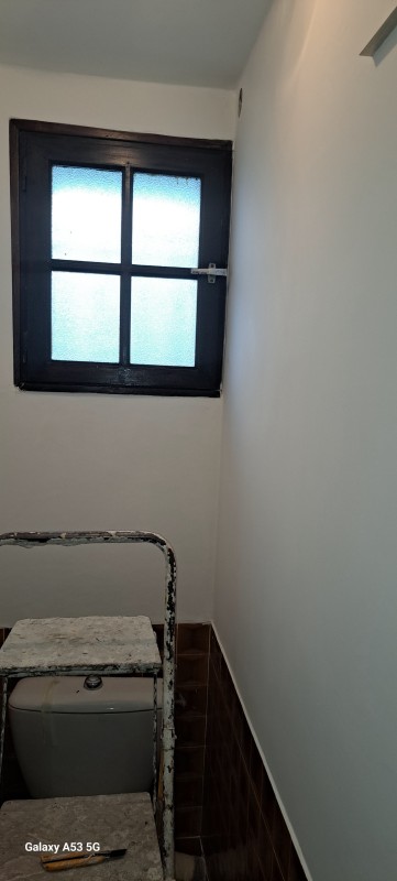 Chantier rénovation dans une maison avec peinture et isolant sur Pérols