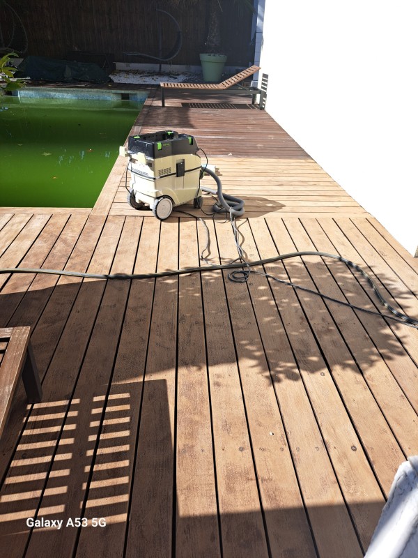 Application d'un traitement de margelle en bois exotique sur une piscine à Lunel