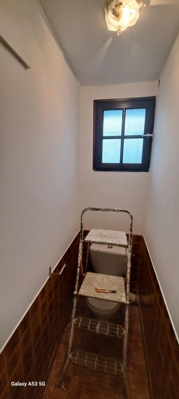 Chantier rénovation dans une maison avec peinture et isolant sur Pérols