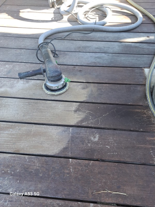 Entretenir sa terrasse en bois exotique : traiter la margelle de sa piscine à petit prix proche de Montpellier