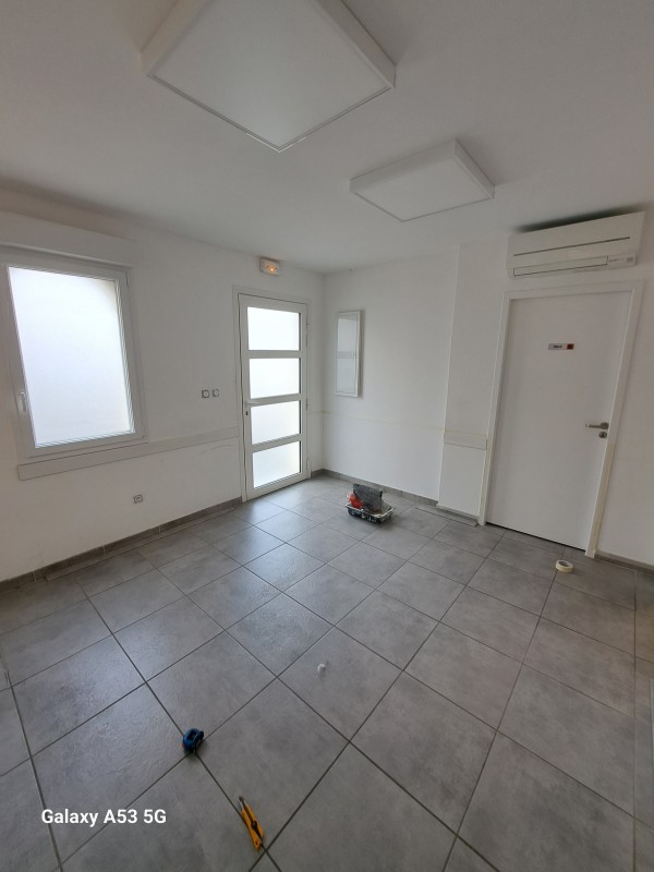 Pose de béton ciré à Palavas-les-Flots : rénovation moderne d’un cabinet médical