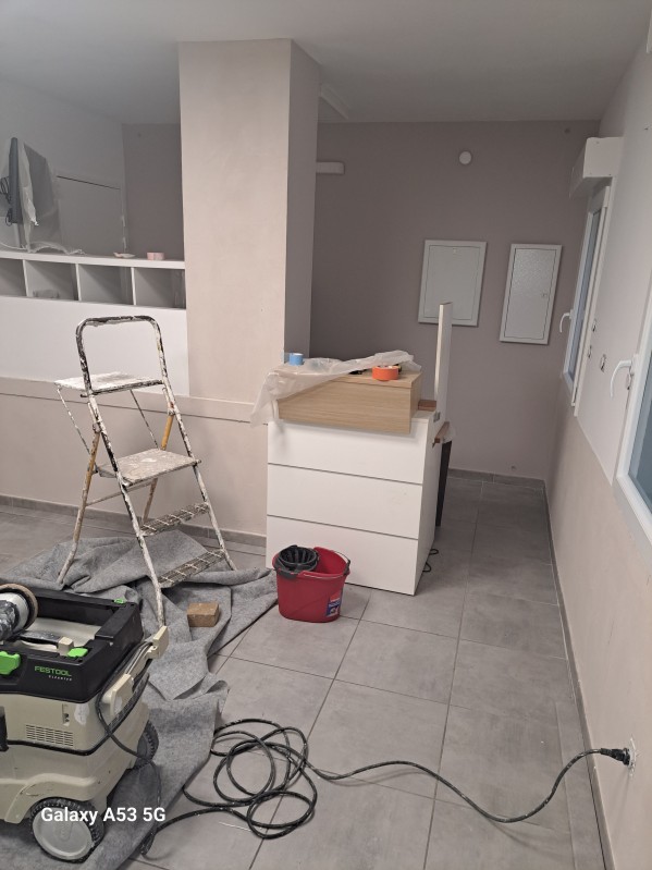 Pose de béton ciré à Palavas-les-Flots : rénovation moderne d’un cabinet médical