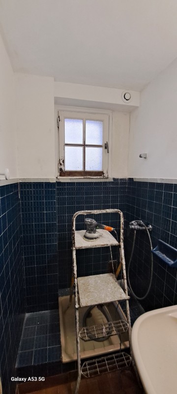 Chantier rénovation dans une maison avec peinture et isolant sur Pérols