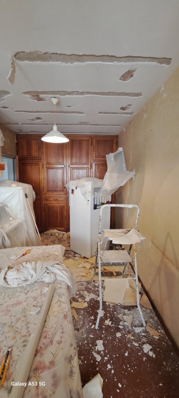 Réparation plafond refaire plâtre sur poutrelles et mise en peinture à Fabrègues proche de Montpellier