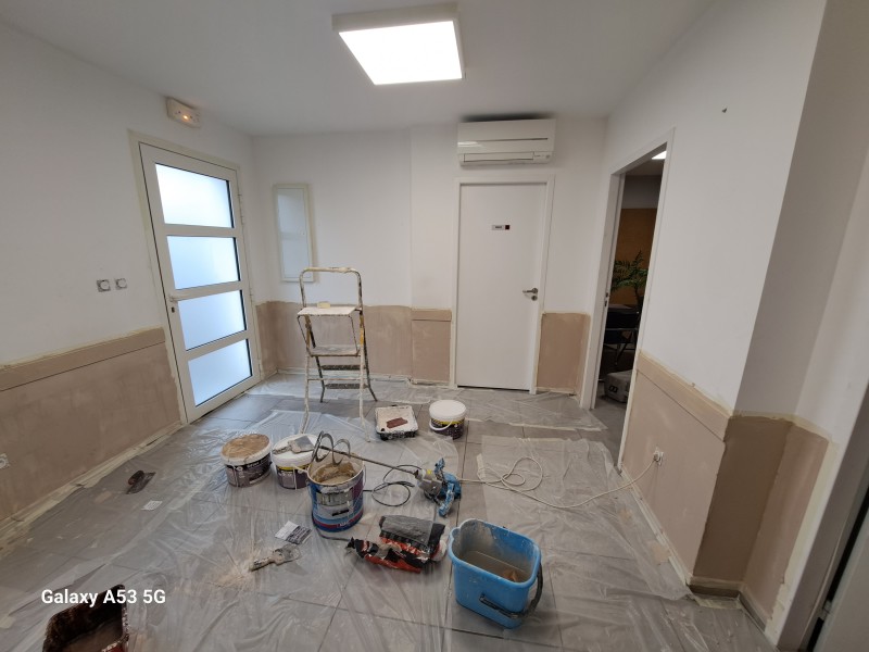 Pose de béton ciré à Palavas-les-Flots : rénovation moderne d’un cabinet médical