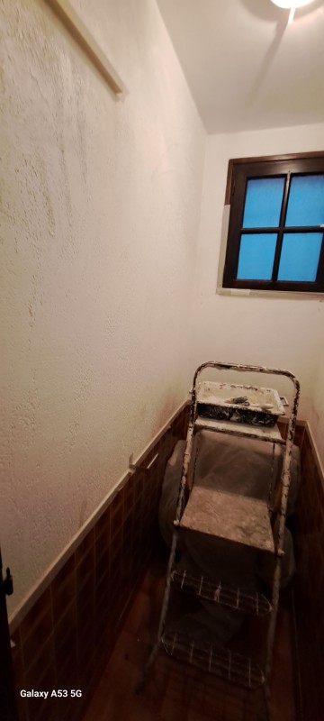 Chantier rénovation dans une maison avec peinture et isolant sur Pérols