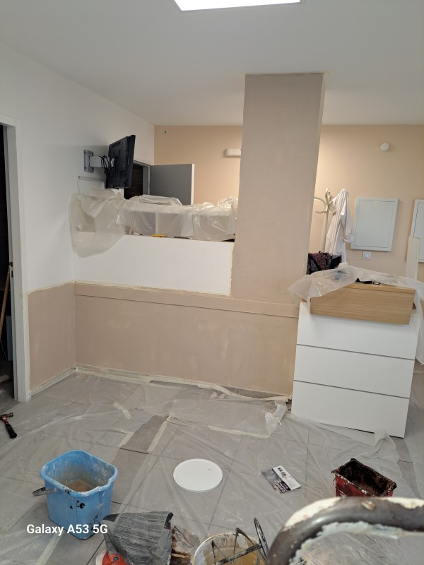 Pose de béton ciré à Palavas-les-Flots : rénovation moderne d’un cabinet médical