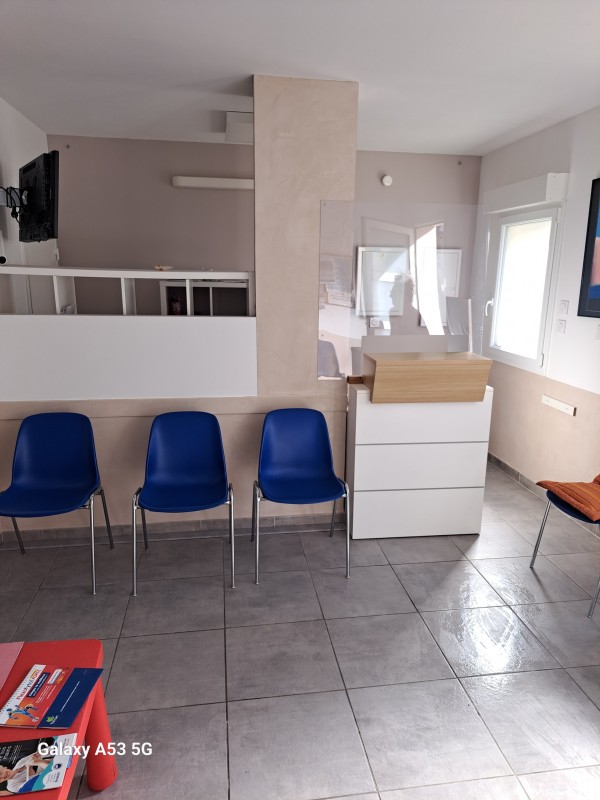 Pose de béton ciré à Palavas-les-Flots : rénovation moderne d’un cabinet médical