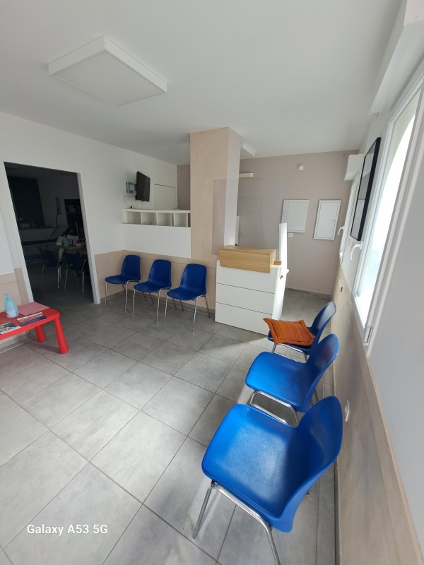 Pose de béton ciré à Palavas-les-Flots : rénovation moderne d’un cabinet médical