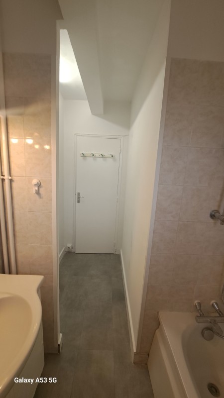 Travaux de rénovation salle de bain à Montpellier  Peintures anti-humidité et anti-moisissures