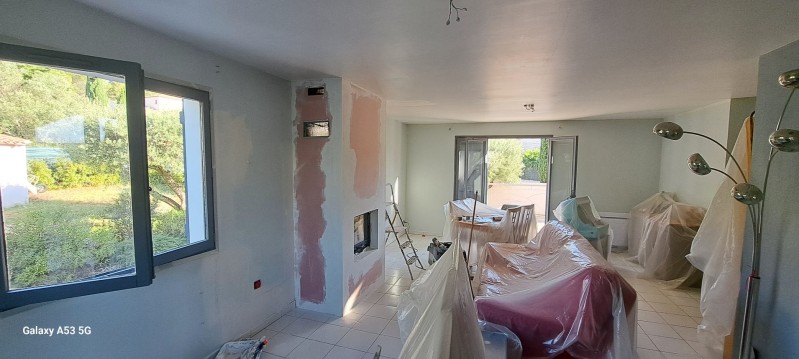 Rafraîchir un salon : mise en peinture du plafond et du mur cheminée à Gallargues, près de Lunel