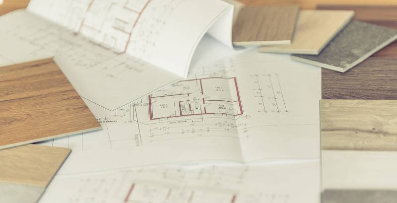 Pose de parquet flottant en bois massif sur ancien carrelage par parquetiste à Castelnau le Lez 34170