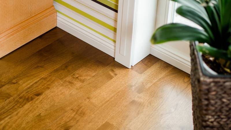 Remplacement de sol stratifié ancien dans pièce à vivre par poseur de parquet à Lunel 34400